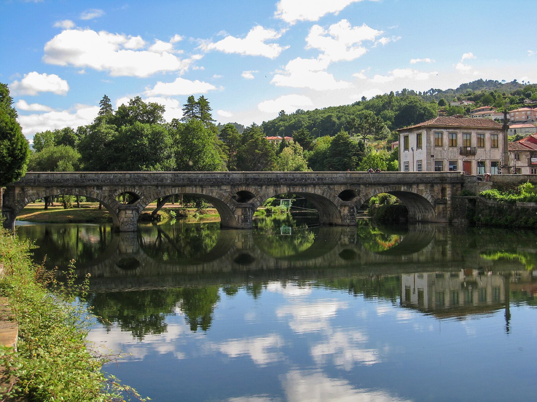 Ponte de pedra sobre o Rio Vez, em Arcos de Valdevez