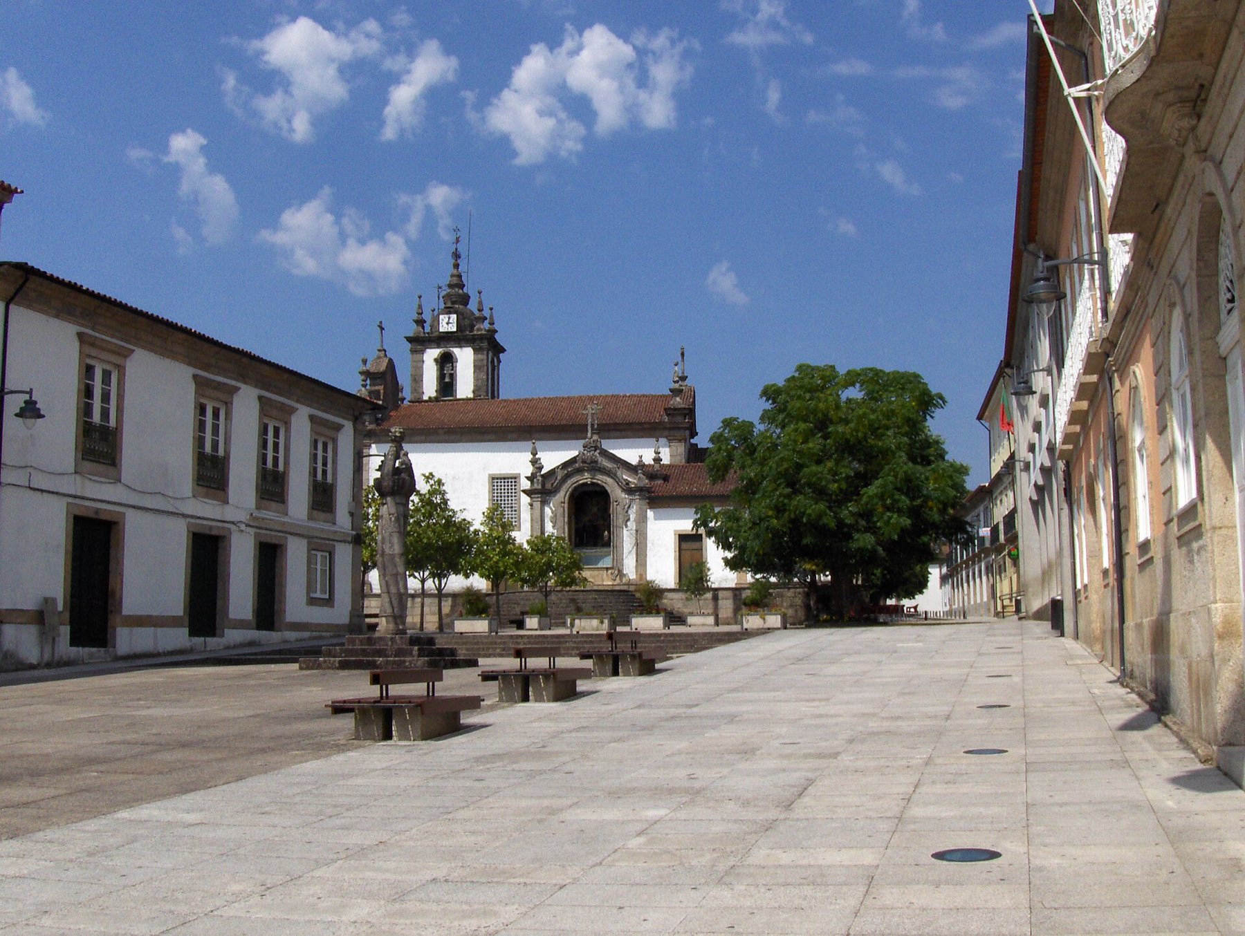 Igreja Matriz, ao fundo da praça histórica de Arcos de Valdevez