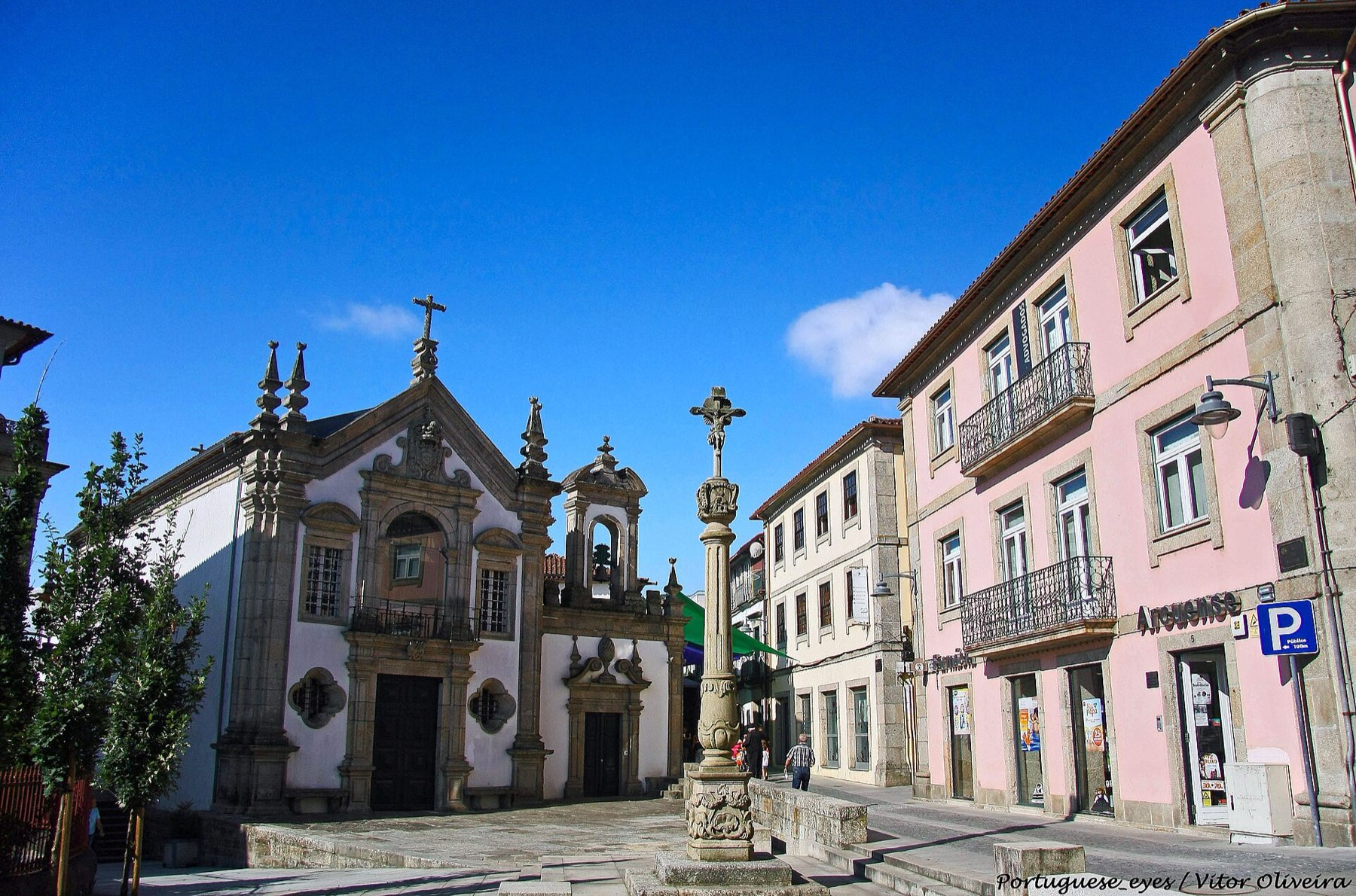 Igreja da Misericórdia de Arcos de Valdevez, com o seu cruzeiro de pedra