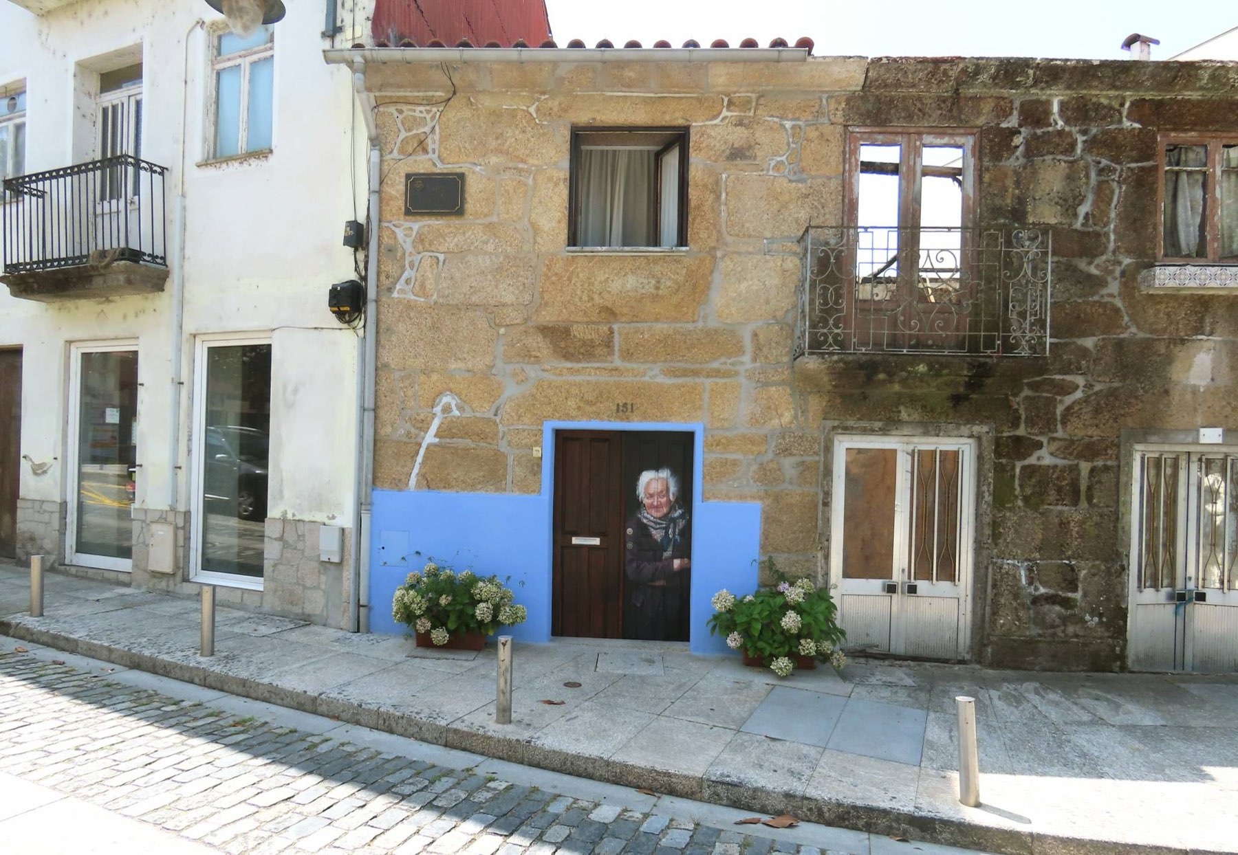Mural Lininha numa antiga casa de pedra no Largo da Valeta