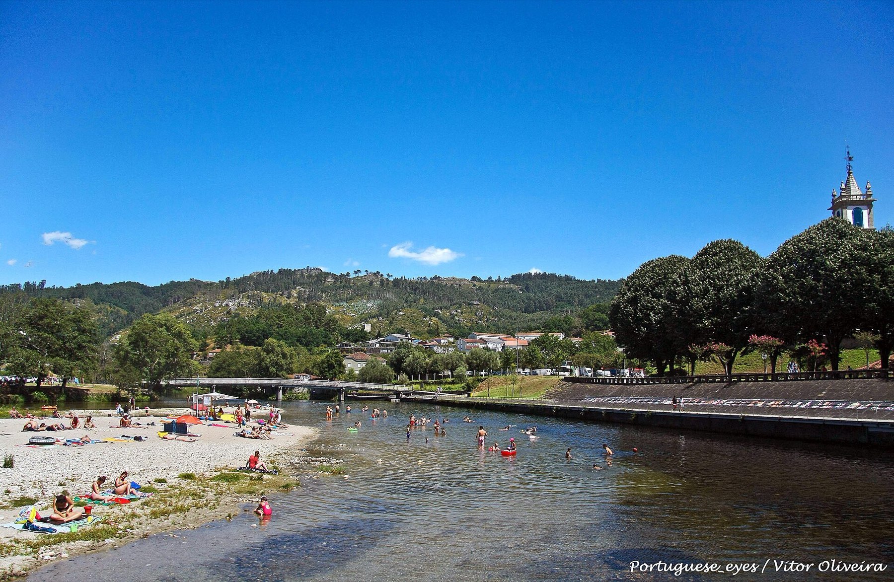Banhistas na Praia Fluvial da Valeta, junto ao Rio Vez